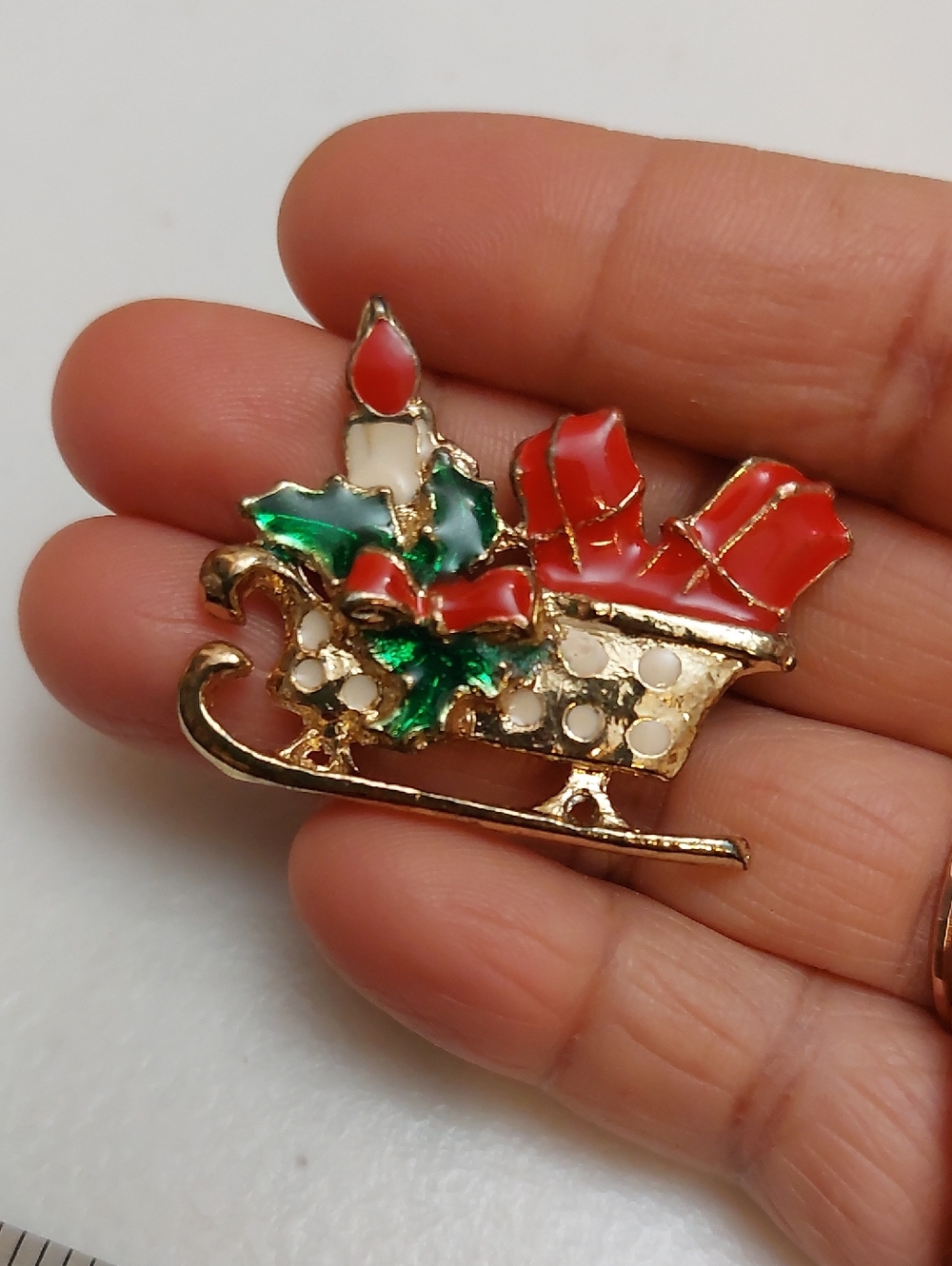 Christmas Theme Enameled Brooch Pin Sleigh Filled With Gifts Candle Holly Ribbon - Picture 1 of 6